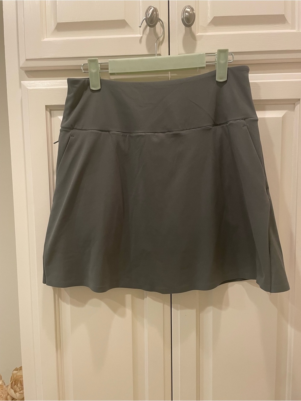 RHONE Course to Court Performance Skort in Olive Shadow - Picture 2 of 10